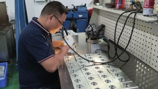 Pürüzsüz Yağ Geçişlerini Sağlayan Hidrolik Valf Bloklarında Manuel Çapak Alma